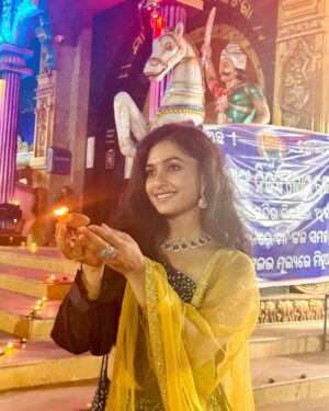 Sheetal Patra Instagram - ଶୁଭ ଦୀପାବଳୀ 🪔✨
ଦୀପାବଳୀ ରେ ମା’ଙ୍କ ଦର୍ଶନ ଓ ମା’ଙ୍କ ପାଖରେ ଦୀପ ଜାଳିବାର ସୌଭାଗ୍ୟ ❤️🙏
ମା ତାରିଣୀ ସବୁ ଅନ୍ଧାରକୁ ଦୂର କରି ସମସ୍ତଙ୍କ ଜୀବନ ଆଲୋକମୟ କରନ୍ତୁ 🌟

Thank you Maa for the blessing of having my Mama beside me being my light through every darkness in life🕯️ 
Love you @geetanjali._.patra 🫂❤️

#blessed #blissfuldarshan #maa #ghatagaontarini #illuminate #enlighten #lives #joy #positivity #diwali