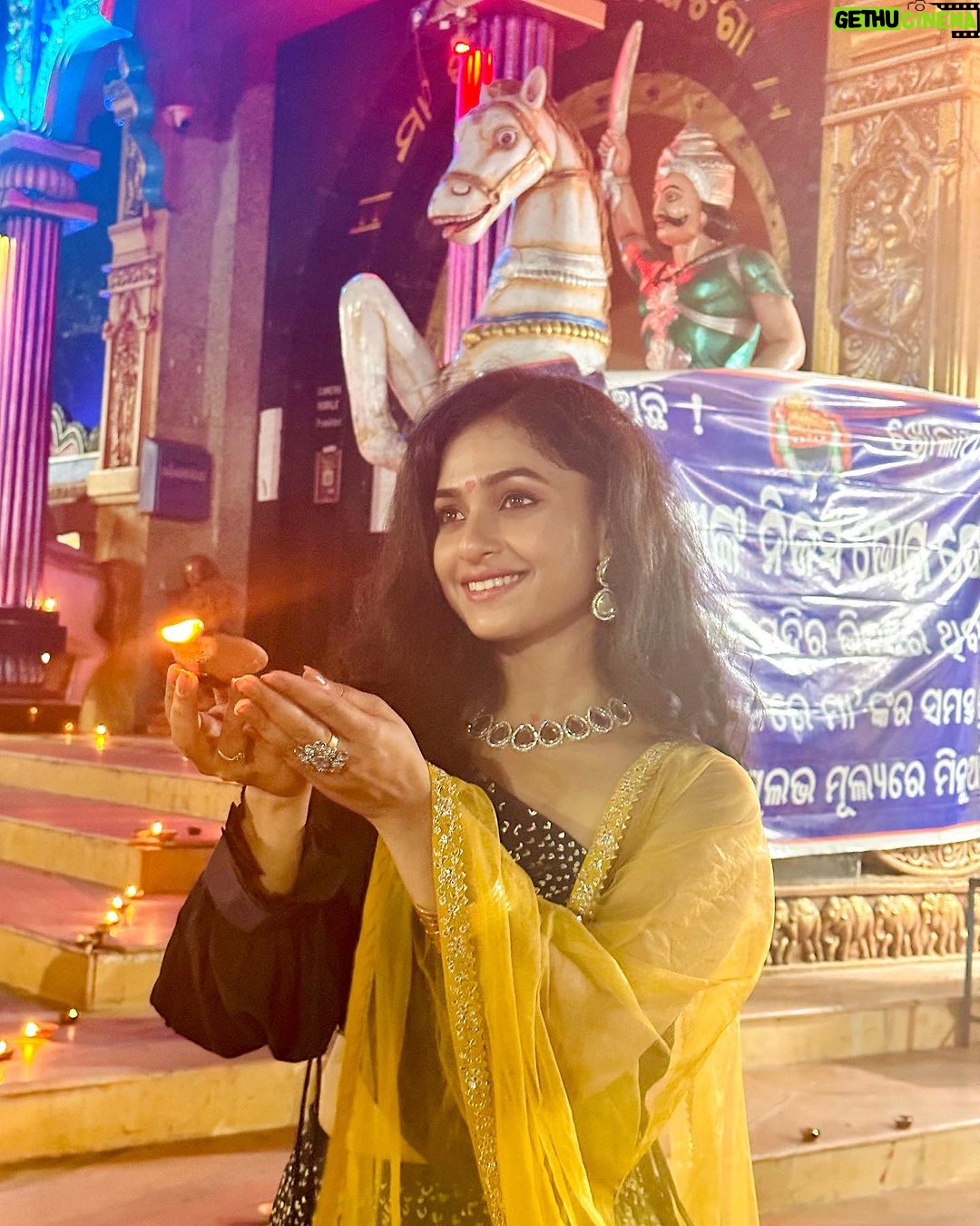 Sheetal Patra - 21.1K Likes - ଶୁଭ ଦୀପାବଳୀ 🪔✨
ଦୀପାବଳୀ ରେ ମା’ଙ୍କ ଦର୍ଶନ ଓ ମା’ଙ୍କ ପାଖରେ ଦୀପ ଜାଳିବାର ସୌଭାଗ୍ୟ ❤️🙏
ମା ତାରିଣୀ ସବୁ ଅନ୍ଧାରକୁ ଦୂର କରି ସମସ୍ତଙ୍କ ଜୀବନ ଆଲୋକମୟ କରନ୍ତୁ 🌟
Thank you Maa for the blessing of having my Mama beside me being my light through every darkness in life🕯️
Love you @geetanjali._.patra 🫂❤️
#blessed #blissfuldarshan #maa #ghatagaontarini #illuminate #enlighten #lives #joy #positivity #diwali
