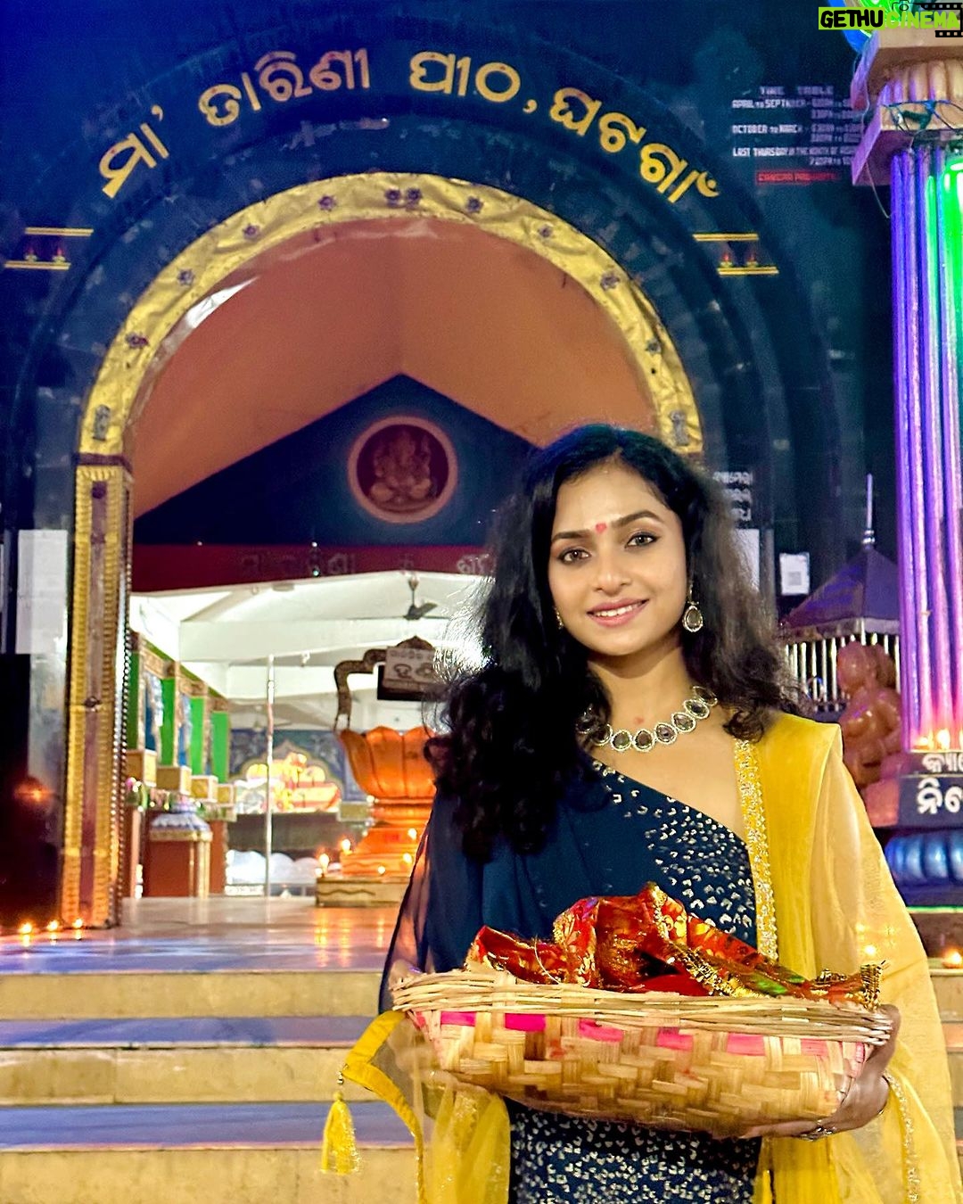 Sheetal Patra - 21.1K Likes - ଶୁଭ ଦୀପାବଳୀ 🪔✨
ଦୀପାବଳୀ ରେ ମା’ଙ୍କ ଦର୍ଶନ ଓ ମା’ଙ୍କ ପାଖରେ ଦୀପ ଜାଳିବାର ସୌଭାଗ୍ୟ ❤️🙏
ମା ତାରିଣୀ ସବୁ ଅନ୍ଧାରକୁ ଦୂର କରି ସମସ୍ତଙ୍କ ଜୀବନ ଆଲୋକମୟ କରନ୍ତୁ 🌟
Thank you Maa for the blessing of having my Mama beside me being my light through every darkness in life🕯️
Love you @geetanjali._.patra 🫂❤️
#blessed #blissfuldarshan #maa #ghatagaontarini #illuminate #enlighten #lives #joy #positivity #diwali