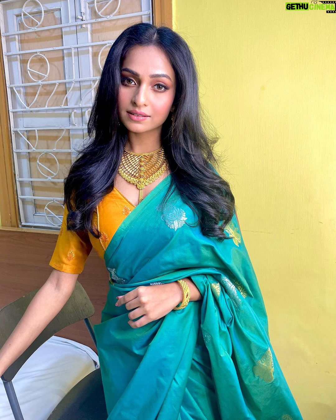 Sheetal Patra Instagram - Let your aura shine as bright as your blessings!🌟✨ #Dhanteras