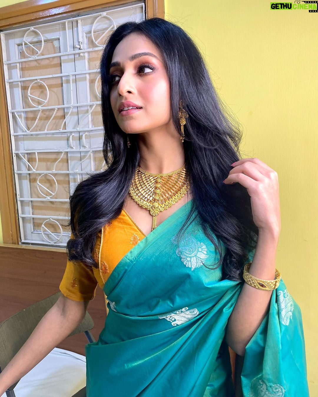 Sheetal Patra Instagram - Let your aura shine as bright as your blessings!🌟✨ #Dhanteras