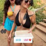 Shenaz Treasurywala Instagram – Send this to your friends and see what they pick- 10 Cr or Love of your life? Which one would you pick if I met you on the beach in Goa and asked you :)) 

Be honest come on. Ask your crush, friends, girlfriend / boyfriend now ;) 

#shenazquestions #beachquestions #voxpop #goabeach Goa, Morgim
