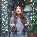 Shireen Mirza Instagram - Make it December to remember 🎄☃️ Video Credit- @abhi_clix #december #christmas #christmaseve #trending #reelsinstagram #reels #shireenmirza #snowfall #snow #delhi