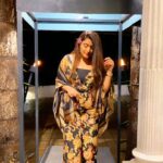 Shireen Mirza Instagram - This song is a perfect example of what I feel write now - As a Tv actor ur life and schedule is so tight that you often miss to meet ur own people, you miss out all the important social gatherings, you miss chilling out with ur friends at home and often you are misunderstood by many. But the ones who understand and still be there for you I love you Guys 🫰🏼 #samjhenaduniyatutomujhkosamajhiyo #sangrahiyo #feel #write #actor #life #reelitfeelit