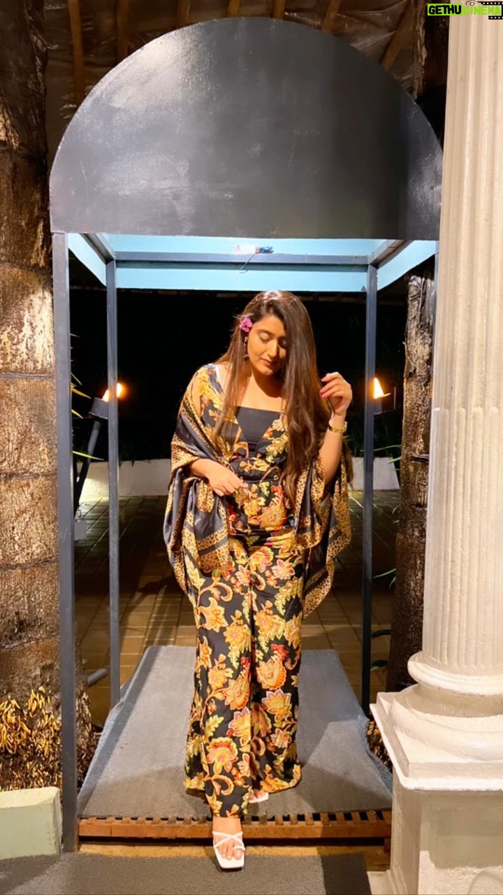 Shireen Mirza Instagram - This song is a perfect example of what I feel write now - As a Tv actor ur life and schedule is so tight that you often miss to meet ur own people, you miss out all the important social gatherings, you miss chilling out with ur friends at home and often you are misunderstood by many. But the ones who understand and still be there for you I love you Guys 🫰🏼 #samjhenaduniyatutomujhkosamajhiyo #sangrahiyo #feel #write #actor #life #reelitfeelit