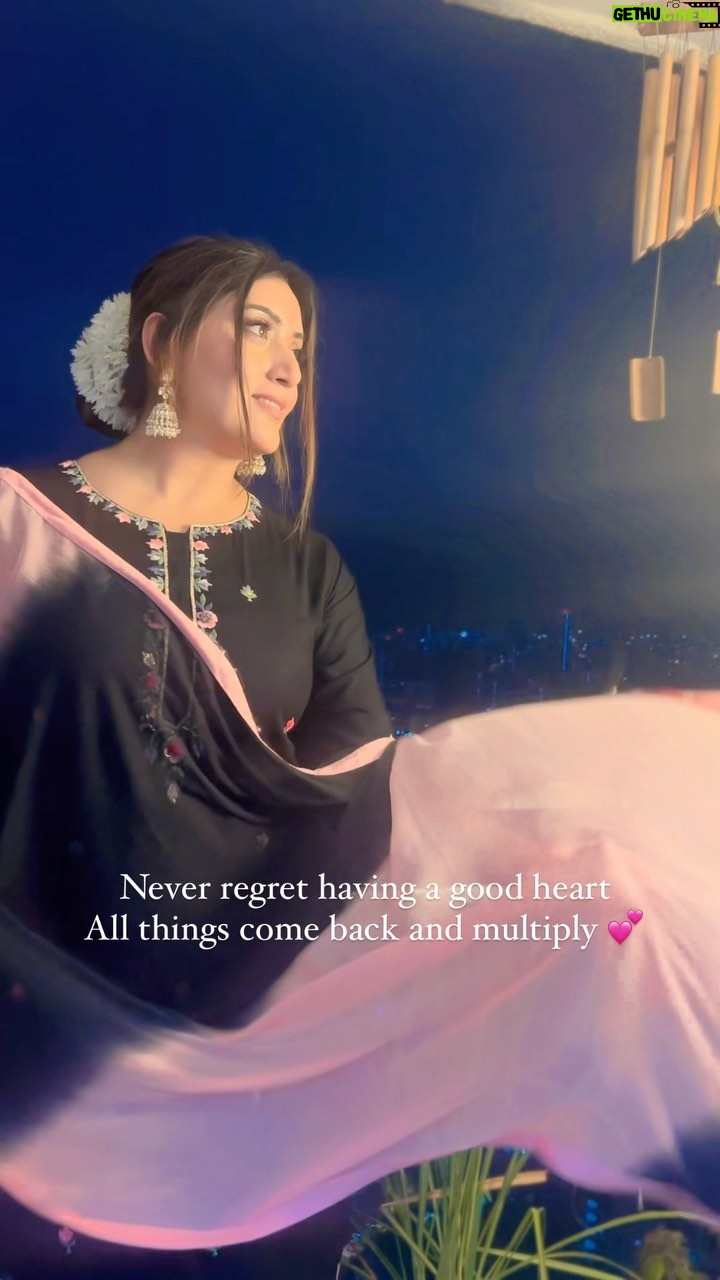 Shireen Mirza Instagram - Little things 💕 Styled by @tripzarora Shot by @muskaankataria 😋 #reel #fyp #fashion #ootd #audio #tallgirl #trending #makeup #hairstyles #longhair #vibe #reelitfeelit #reelkarofeelkaro #fashion #ganpatibappamorya