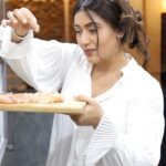 Shireen Mirza Instagram - Ab aap bhi ghar baithe baithe apne loved ones ko kar sakte ho surprise by cooking their favorite food. Download the FreshToHome App and order fresh meat, fish and seafood without any chemicals or preservatives woh bhi sirf 90 minutes mein! Itna hi nahi, new users yeh code dale, “FRESH 300” to get 300 off on their first order!* @myfreshtohome #AD #FreshToHome #FreshFishDaily #RecipeOfTheDay