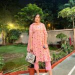 Shireen Mirza Instagram - Wo saadgi ki baatein karte hain chehre dekh kar 🪷 Wearing @ambraee_