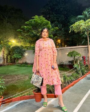 Shireen Mirza Instagram - Wo saadgi ki baatein karte hain chehre dekh kar 🪷

Wearing @ambraee_