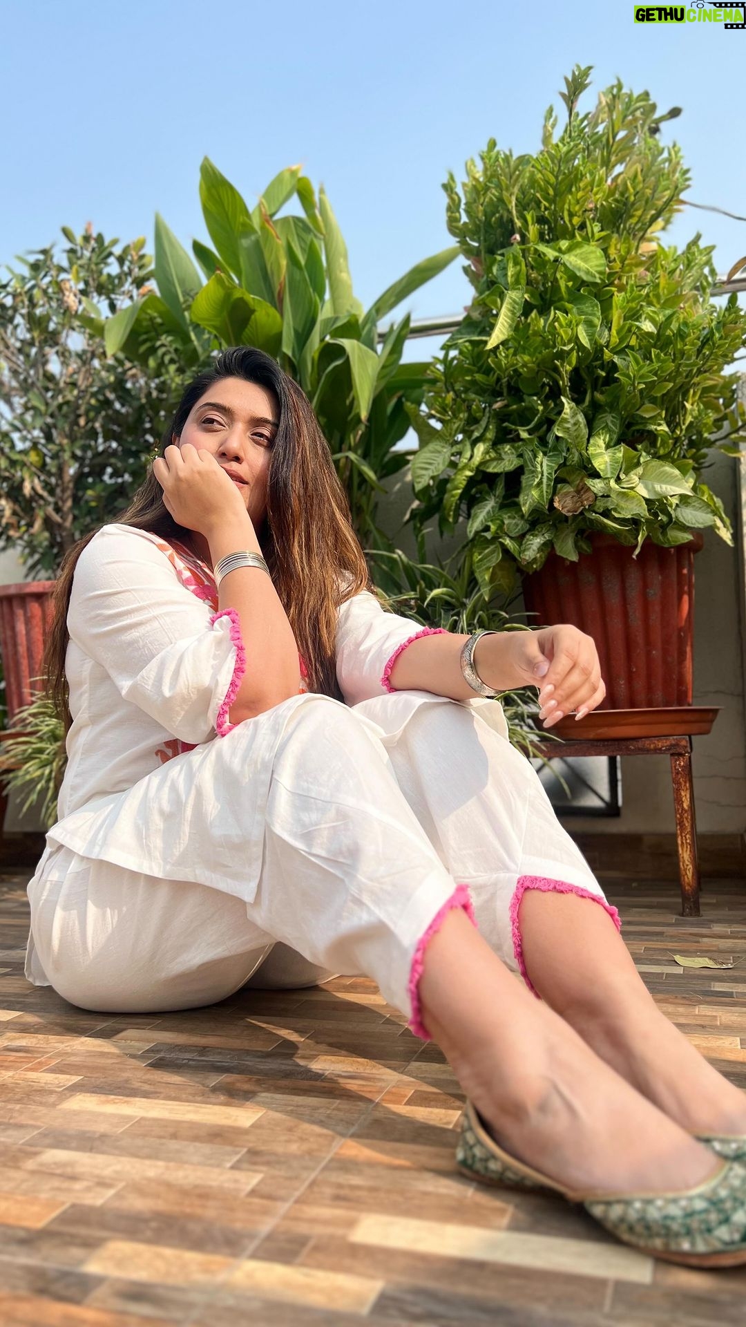 Shireen Mirza Instagram - Speak to Allah with your heart, He hears every whisper ✨💐 Wearing @bunaai #jummamubarak #jumma #allah #prayers #sabr #patience #alhamdulillah #trending #reels #reelsinstagram #fyp गुलाबी नगर, जयपुर : Pink City, Jaipur