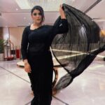 Shireen Mirza Instagram - This was my ‘Main hoon na’ Sushmita Sen Saree moment👀 Haaaye 💘 @sushmitasen47 Wearing @meenabazaar MUA @nidhiguptamakeovers #makeup #fashion #love #photography #instagood #fyp #photooftheday #hair #trending #wedding #delhi #indian #suit #audio #entertainment #dance #ootd #promotion #ad #viral #reelitfeelit #reelsinstagram #ad #meenabazaar #black #indianwear #saree #love #srk #mainhooonna #sushmitasen