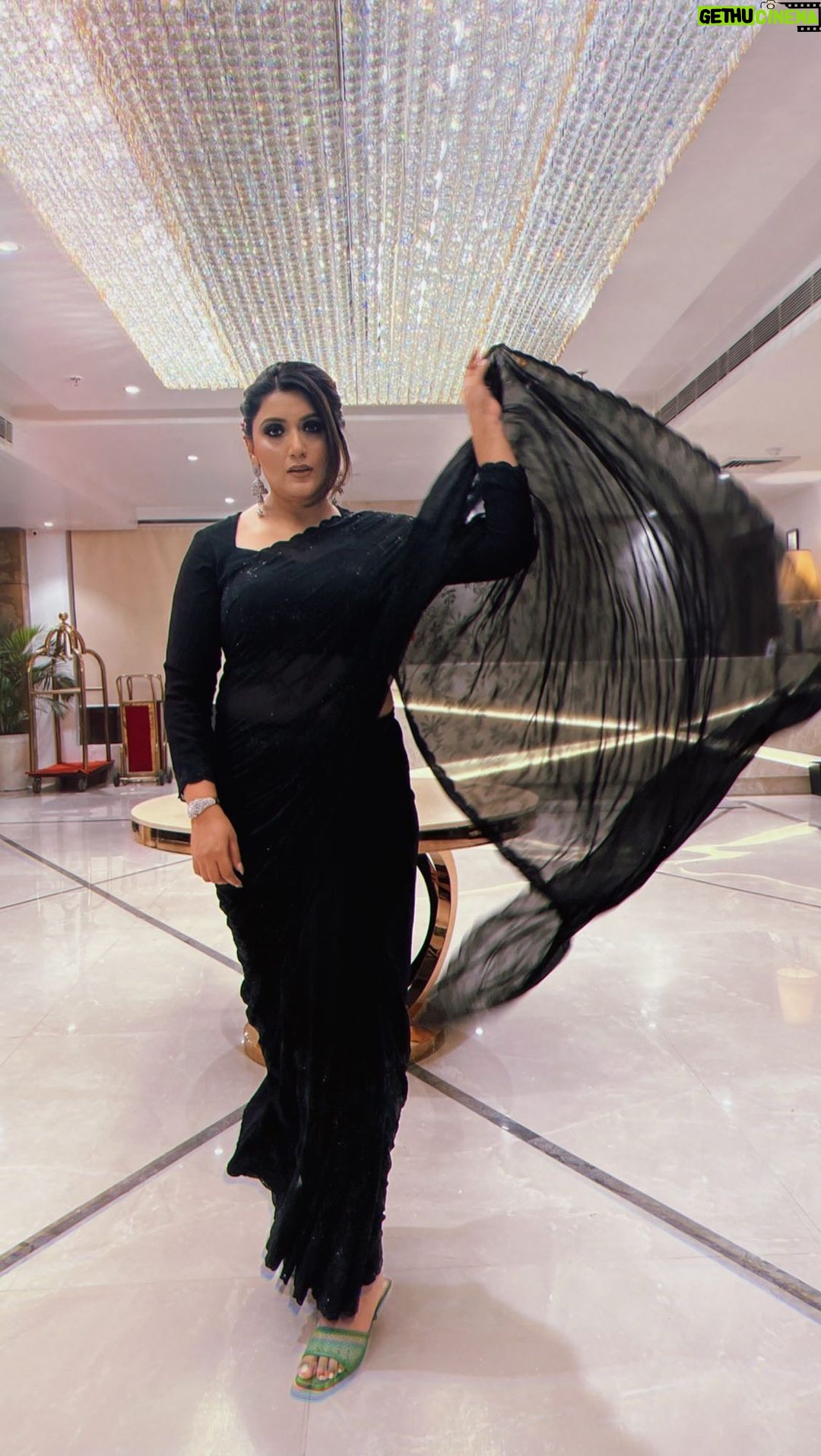 Shireen Mirza Instagram - This was my ‘Main hoon na’ Sushmita Sen Saree moment👀 Haaaye 💘 @sushmitasen47 Wearing @meenabazaar MUA @nidhiguptamakeovers #makeup #fashion #love #photography #instagood #fyp #photooftheday #hair #trending #wedding #delhi #indian #suit #audio #entertainment #dance #ootd #promotion #ad #viral #reelitfeelit #reelsinstagram #ad #meenabazaar #black #indianwear #saree #love #srk #mainhooonna #sushmitasen