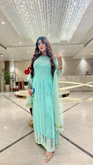 Shireen Mirza Instagram - Wait for the transition…🤩

Make up and hair by @nidhiguptamakeovers 
Outfit by my fav @nelofar1966 

#makeup #fashion #mua #love #photography #instagood #fyp #photooftheday #hair #trending #wedding #delhi #moradabad #indian #saree #audio #khalasi #cokestudio #entertainment #transition #ootd