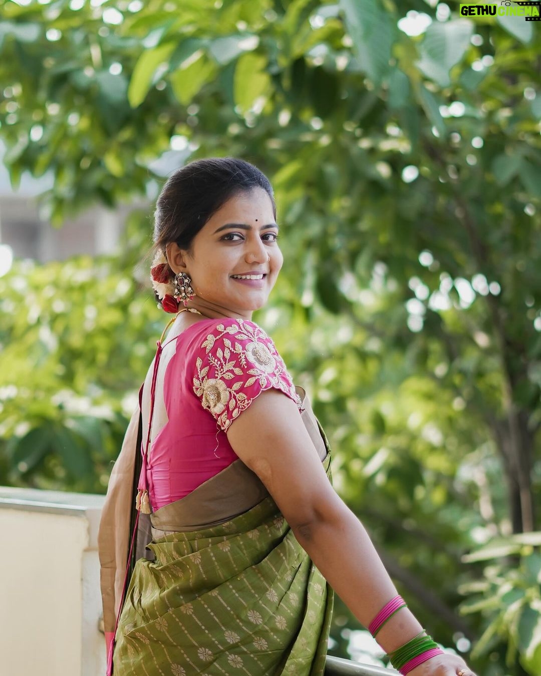 Shiva Jyothi Instagram - వేపకాయల బతుకమ్మ శుభాకాంక్షలు Saree & blouse @label_dishana ❤️ Makeover @glamm_makeup_by_ranee ❤️ Jewellery @jewelleryforher3 ❤️ Pics @thehashtag_photography ❤️ #newpost #instagram #instagood #saree #sareelove #jyothakka #shivajyothi
