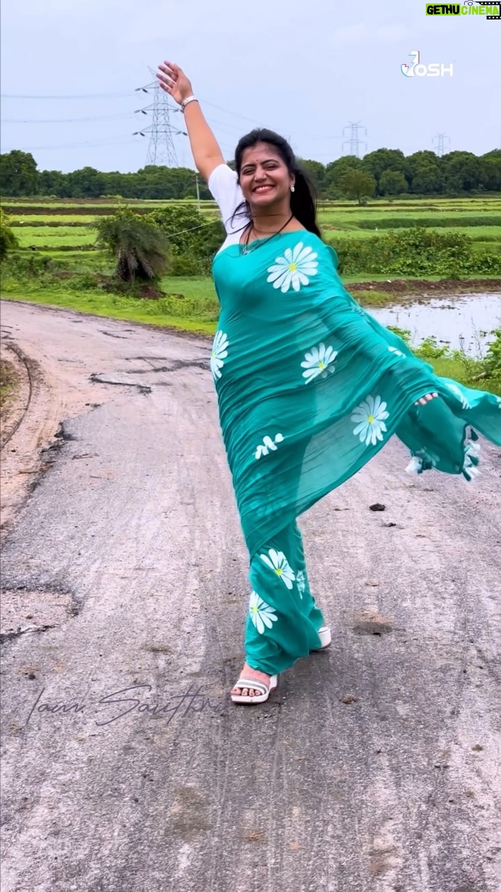 Shiva Jyothi Instagram - అలిగిన బతుకమ్మ శుభాకాంక్షలు ❤️❤️❤️ . . . Saree @label_dishana ❤️ @officialjoshapp @officialjoshapp #newpost #instagram #instagood #saree #sareelove #nature #villagevibes #jyothakka #shivajyothi