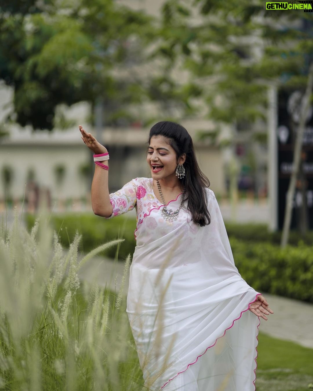 Shiva Jyothi Instagram - నాన బియ్యం బతుకమ్మ శుభకాంక్షలు❤️ Pics @thehashtag_photography ❤️ Saree @devi_collections5217 ❤️ ‼️Disclaimer‼️ - all pictures are subjected to copyright! #newpost #instagram #instagood #saree #sareelove #happiness #jyothakka #shivajyothi