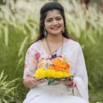Shiva Jyothi Instagram - అటుకుల బతుకమ్మ శుభకాంక్షలు❤️ Saree @devi_collections5217 Pics @thehashtag_photography ❤️ *Disclaimer:*‼️ All pictures are copyrighted! #newpost #pics #instagram #instagood #bathukamma #telaganafestival #treditional #saree #sareelove #jyothakka #shivajyothi