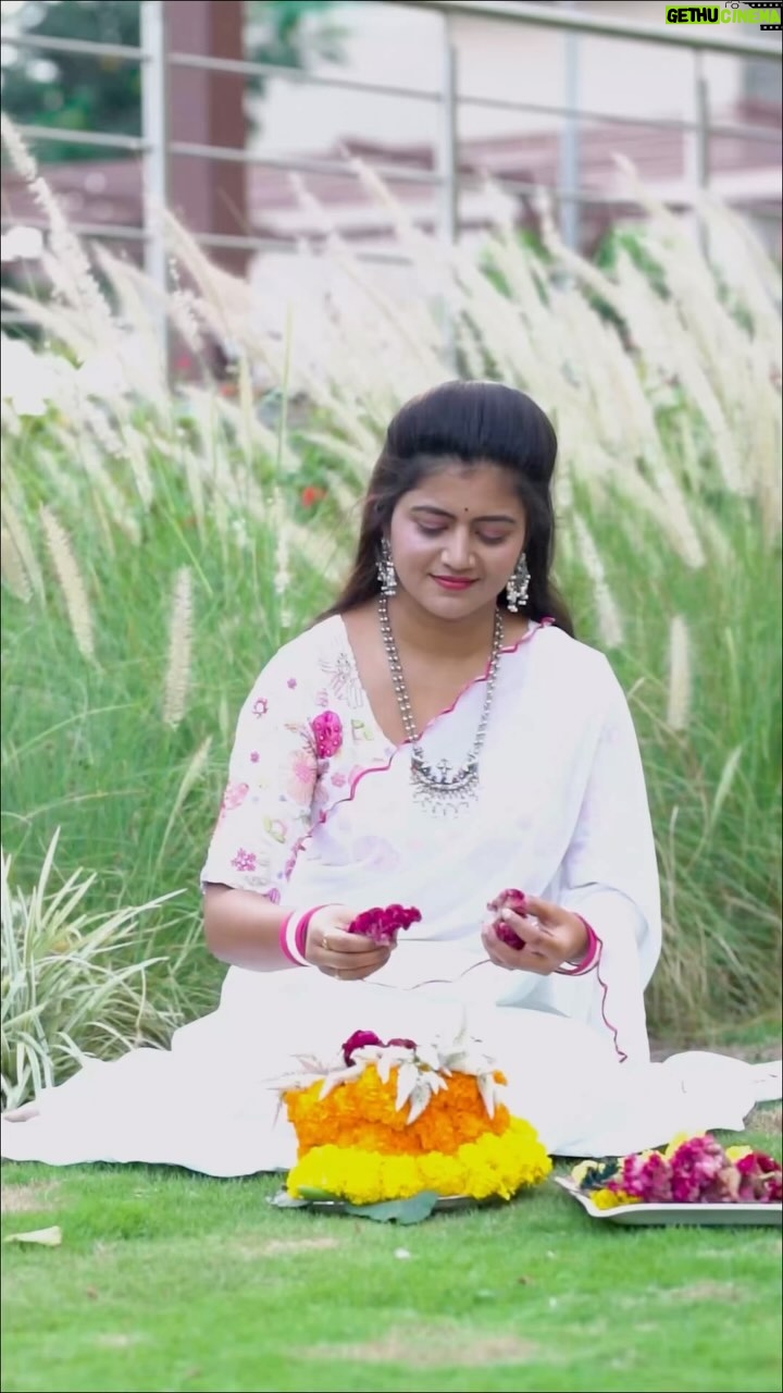 Shiva Jyothi Instagram - ఎంగిలి పువ్వుల బతుకమ్మ శుభాకాంక్షలు.. 🌼 “*Maa Inti Bathukamma Photo Contest 2023*” 🌼 Celebrate Bathukamma like never before! Showcase your festive spirit, capture the essence of Bathukamma, and stand a chance to win exciting cash prizes. 🎉 Prizes Awaiting! 1️⃣ 1st Place: ₹10,116 2️⃣ 2nd Place: ₹9,116 3️⃣ 3rd Place: ₹8,116 4️⃣ 4th Place: ₹7,116 5️⃣ 5th Place: ₹6,116 6️⃣ 6th Place: ₹5,116 7️⃣ 7th Place: ₹4,116 8️⃣ 8th Place: ₹3,116 9️⃣ 9th Place: ₹2,116 🔟 10th Place: ₹1,116 💡 How to Participate and Win? Follow our official Instagram page @telanganapolls.in. Post your Bathukamma photo on your Instagram profile. Tag @telanganapolls.in and use the hashtags #maaintibathukamma and #telanganapolls. Spread the Word! Share your post and gather as many likes as you can. The top 10 photos with the most likes will win! - - - #bathukamma #bathukammacelebrations #maaintibathukamma2023 #maaintibathukamma #telangana #bathukammasongs #telangana #telanganafestival #flower #festival #photocontest #contest #viral #viralreels #trendingreels #trending #mancherial #peddapalli #ramagundam #godavarikhani #manthani #bellampalli #chennur #asifabad #warangal #karimnagar #husnabad #jyothakka #shivajyothi