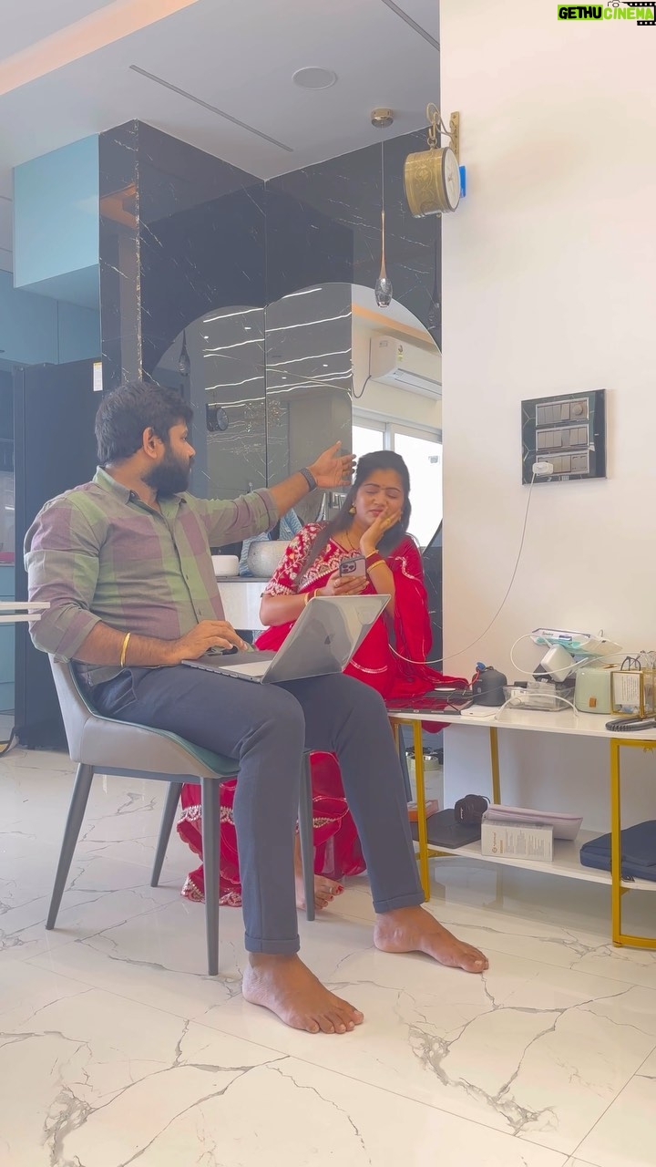 Shiva Jyothi Instagram - అట్లుంటది.. మరి మనతోని.. 🙈🙈 . . . #jyothakka #shivajyothi #couple #comdey #mindfulness #slap #instagood #instagram #reels #trending #topic #content