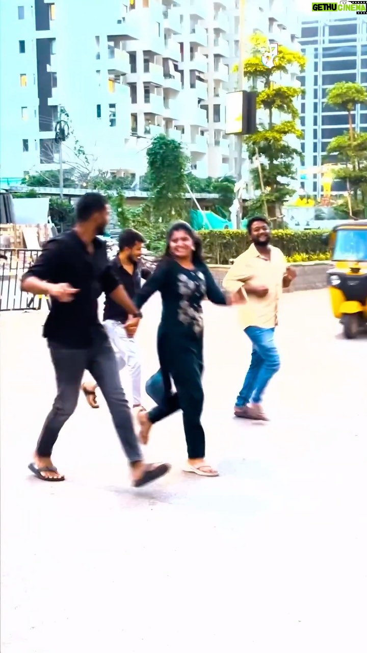 Shiva Jyothi Instagram - #happyrakhi❤️ You got DAUGHTER treatment FROM YOUR BRÖTHERS Thank you @jus_sonu @harsha7644 @revanthsagar ❤️❤️ @joshapp.telugu @officialjoshapp #newreel #reels #instagram #instagood #rakhi #rakshabandhan #brothers #love #sister #jyothakka #shivajyothiarmyofficial