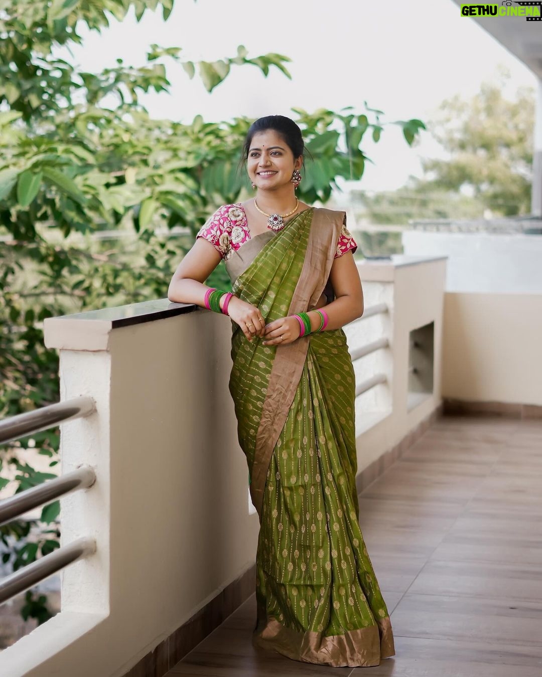 Shiva Jyothi Instagram - వేపకాయల బతుకమ్మ శుభాకాంక్షలు Saree & blouse @label_dishana ❤️ Makeover @glamm_makeup_by_ranee ❤️ Jewellery @jewelleryforher3 ❤️ Pics @thehashtag_photography ❤️ #newpost #instagram #instagood #saree #sareelove #jyothakka #shivajyothi