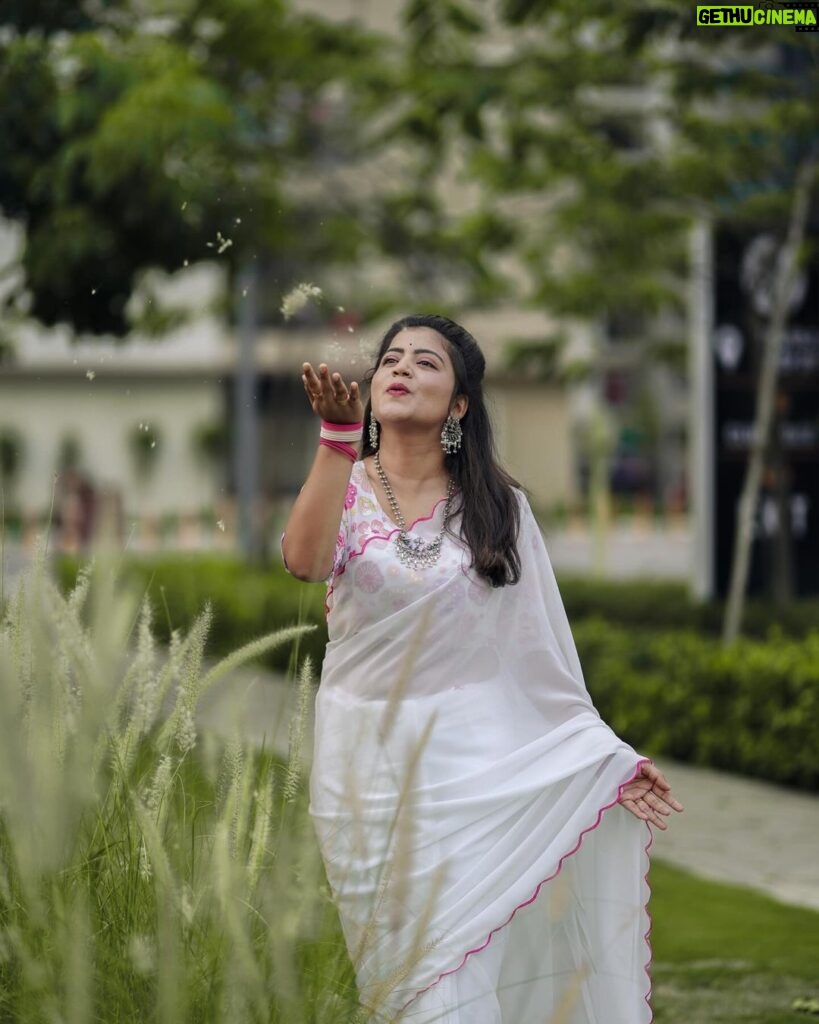 Shiva Jyothi Instagram - నాన బియ్యం బతుకమ్మ శుభకాంక్షలు❤️ Pics @thehashtag_photography ❤️ Saree @devi_collections5217 ❤️ ‼️Disclaimer‼️ - all pictures are subjected to copyright! #newpost #instagram #instagood #saree #sareelove #happiness #jyothakka #shivajyothi