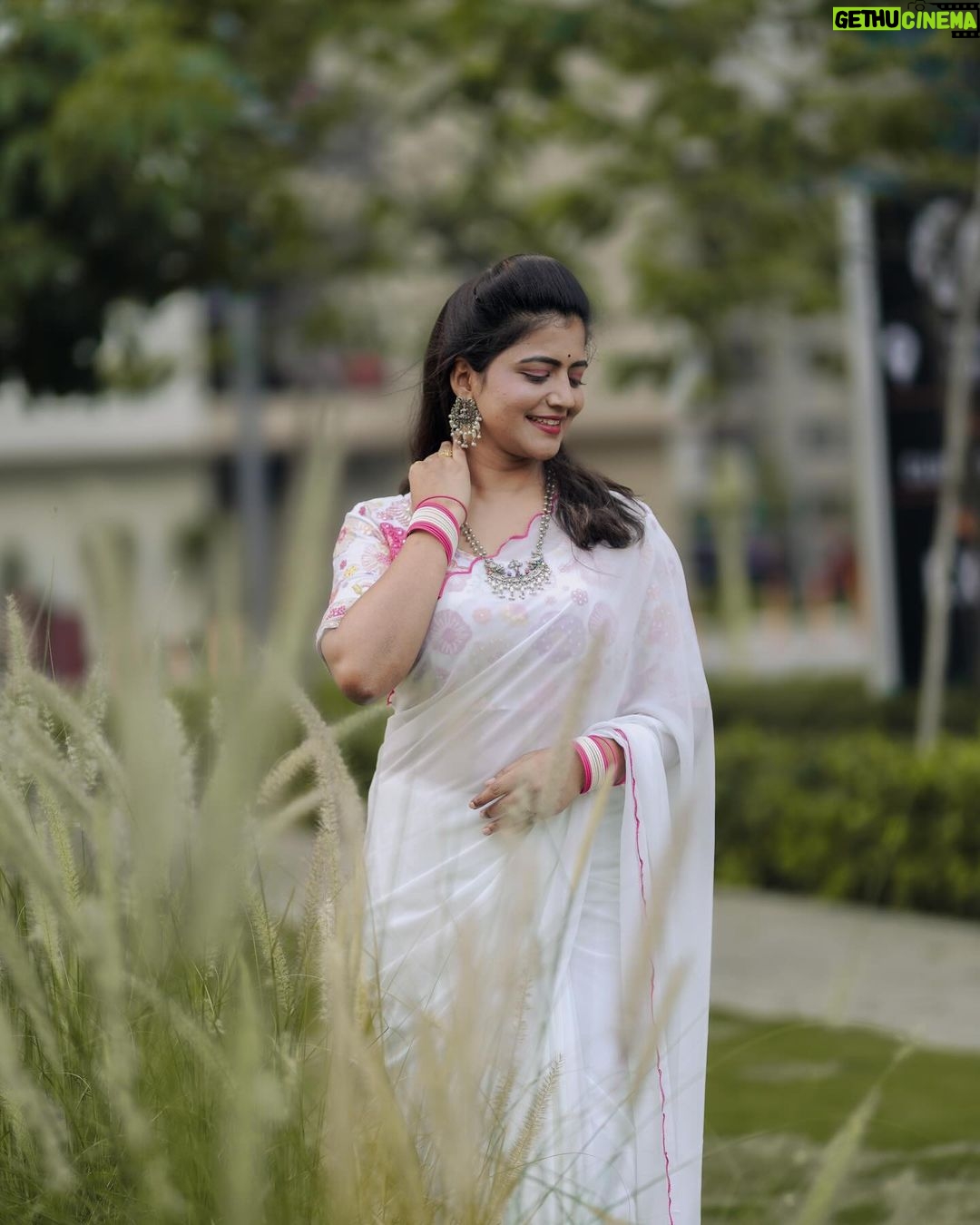 Shiva Jyothi Instagram - నాన బియ్యం బతుకమ్మ శుభకాంక్షలు❤️ Pics @thehashtag_photography ❤️ Saree @devi_collections5217 ❤️ ‼️Disclaimer‼️ - all pictures are subjected to copyright! #newpost #instagram #instagood #saree #sareelove #happiness #jyothakka #shivajyothi