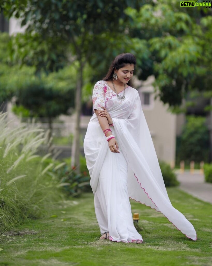Shiva Jyothi Instagram - నాన బియ్యం బతుకమ్మ శుభకాంక్షలు❤️ Pics @thehashtag_photography ❤️ Saree @devi_collections5217 ❤️ ‼️Disclaimer‼️ - all pictures are subjected to copyright! #newpost #instagram #instagood #saree #sareelove #happiness #jyothakka #shivajyothi