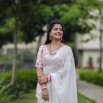 Shiva Jyothi Instagram - నాన బియ్యం బతుకమ్మ శుభకాంక్షలు❤️ Pics @thehashtag_photography ❤️ Saree @devi_collections5217 ❤️ ‼️Disclaimer‼️ - all pictures are subjected to copyright! #newpost #instagram #instagood #saree #sareelove #happiness #jyothakka #shivajyothi
