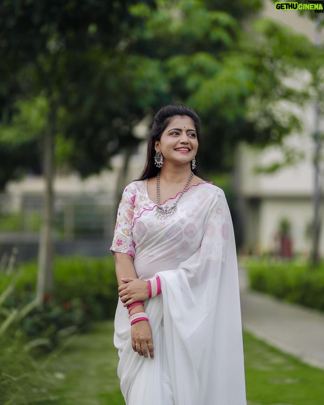 Shiva Jyothi Instagram - నాన బియ్యం బతుకమ్మ శుభకాంక్షలు❤️ Pics @thehashtag_photography ❤️ Saree @devi_collections5217 ❤️ ‼️Disclaimer‼️ - all pictures are subjected to copyright! #newpost #instagram #instagood #saree #sareelove #happiness #jyothakka #shivajyothi