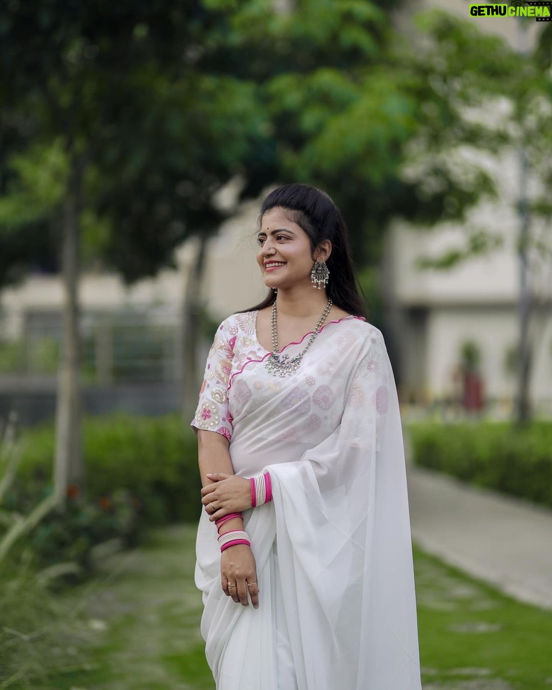 Shiva Jyothi Instagram - నాన బియ్యం బతుకమ్మ శుభకాంక్షలు❤️ Pics @thehashtag_photography ❤️ Saree @devi_collections5217 ❤️ ‼️Disclaimer‼️ - all pictures are subjected to copyright! #newpost #instagram #instagood #saree #sareelove #happiness #jyothakka #shivajyothi