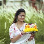 Shiva Jyothi Instagram - అటుకుల బతుకమ్మ శుభకాంక్షలు❤️ Saree @devi_collections5217 Pics @thehashtag_photography ❤️ *Disclaimer:*‼️ All pictures are copyrighted! #newpost #pics #instagram #instagood #bathukamma #telaganafestival #treditional #saree #sareelove #jyothakka #shivajyothi