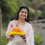 Shiva Jyothi Instagram - అటుకుల బతుకమ్మ శుభకాంక్షలు❤️ Saree @devi_collections5217 Pics @thehashtag_photography ❤️ *Disclaimer:*‼️ All pictures are copyrighted! #newpost #pics #instagram #instagood #bathukamma #telaganafestival #treditional #saree #sareelove #jyothakka #shivajyothi