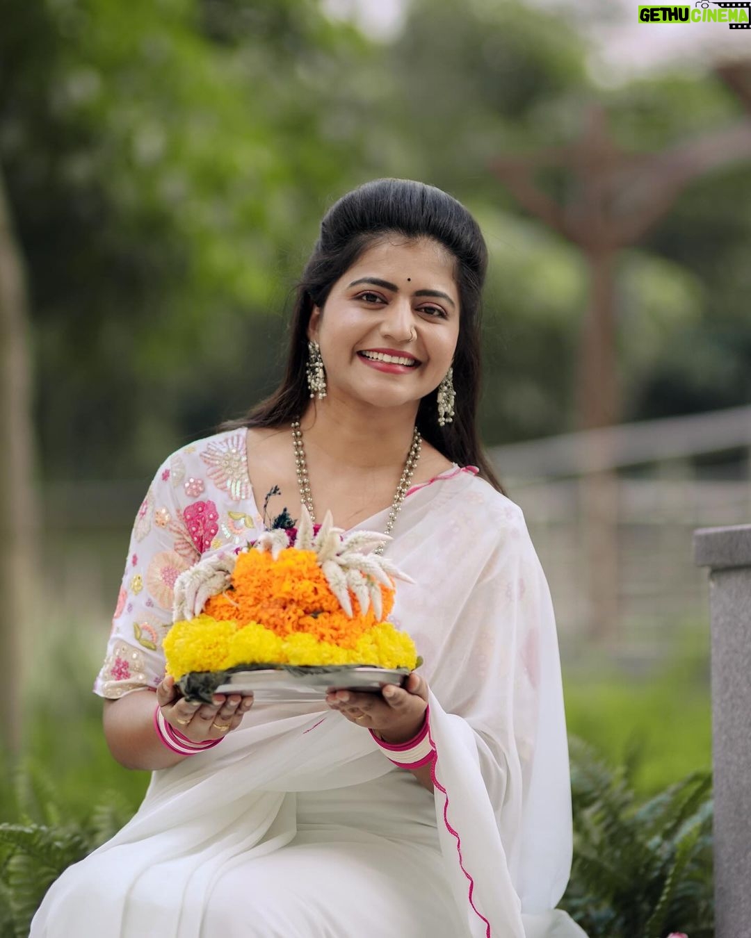 Shiva Jyothi Instagram - అటుకుల బతుకమ్మ శుభకాంక్షలు❤️ Saree @devi_collections5217 Pics @thehashtag_photography ❤️ *Disclaimer:*‼️ All pictures are copyrighted! #newpost #pics #instagram #instagood #bathukamma #telaganafestival #treditional #saree #sareelove #jyothakka #shivajyothi