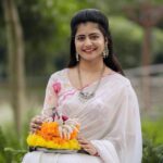 Shiva Jyothi Instagram - అటుకుల బతుకమ్మ శుభకాంక్షలు❤️ Saree @devi_collections5217 Pics @thehashtag_photography ❤️ *Disclaimer:*‼️ All pictures are copyrighted! #newpost #pics #instagram #instagood #bathukamma #telaganafestival #treditional #saree #sareelove #jyothakka #shivajyothi