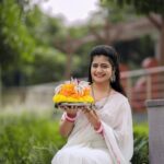 Shiva Jyothi Instagram - అటుకుల బతుకమ్మ శుభకాంక్షలు❤️ Saree @devi_collections5217 Pics @thehashtag_photography ❤️ *Disclaimer:*‼️ All pictures are copyrighted! #newpost #pics #instagram #instagood #bathukamma #telaganafestival #treditional #saree #sareelove #jyothakka #shivajyothi