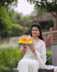 Shiva Jyothi Instagram - అటుకుల బతుకమ్మ శుభకాంక్షలు❤️ Saree @devi_collections5217 Pics @thehashtag_photography ❤️ *Disclaimer:*‼️ All pictures are copyrighted! #newpost #pics #instagram #instagood #bathukamma #telaganafestival #treditional #saree #sareelove #jyothakka #shivajyothi