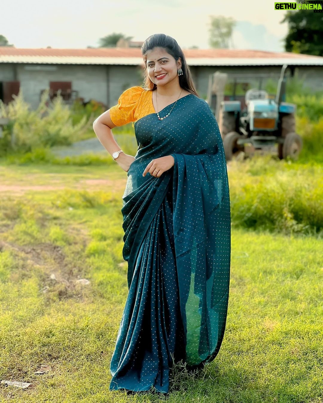 Shiva Jyothi Instagram - listen to your heart, not to people's opinions.❤️❤️ Saree @label_dishana ❤️ Pics @thehashtag_photography ❤️ #newpost #newpic #today #mondayvibes #newweek #newthoughts #happiness💕 #love #saree #sareelove #jyothakka #shivajyothi