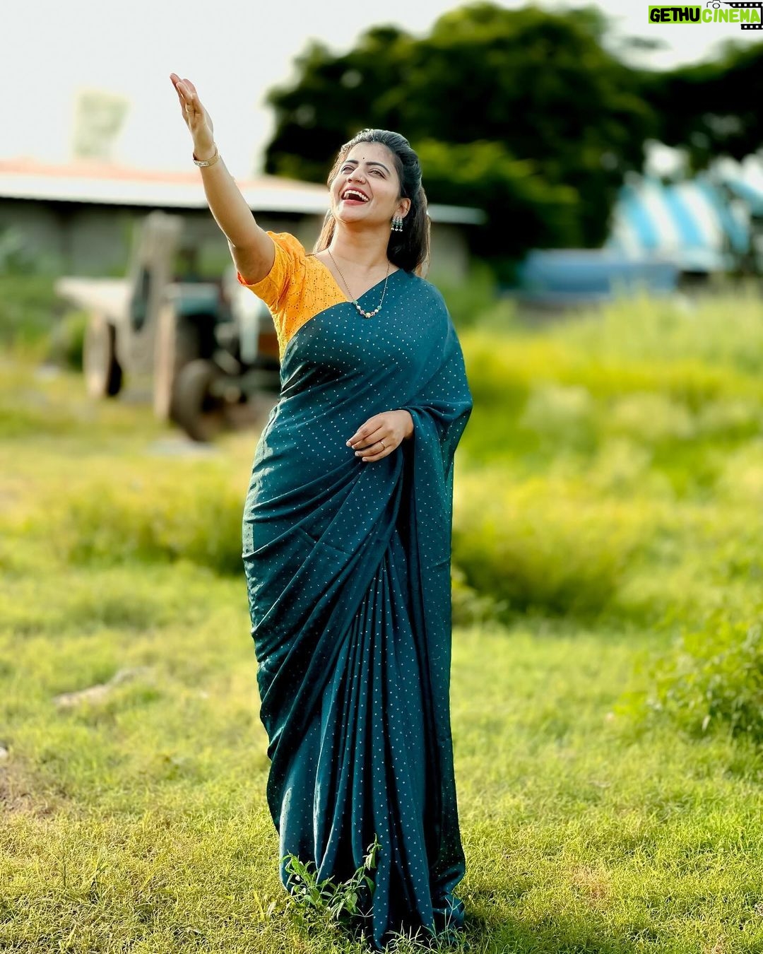 Shiva Jyothi Instagram - listen to your heart, not to people's opinions.❤️❤️ Saree @label_dishana ❤️ Pics @thehashtag_photography ❤️ #newpost #newpic #today #mondayvibes #newweek #newthoughts #happiness💕 #love #saree #sareelove #jyothakka #shivajyothi