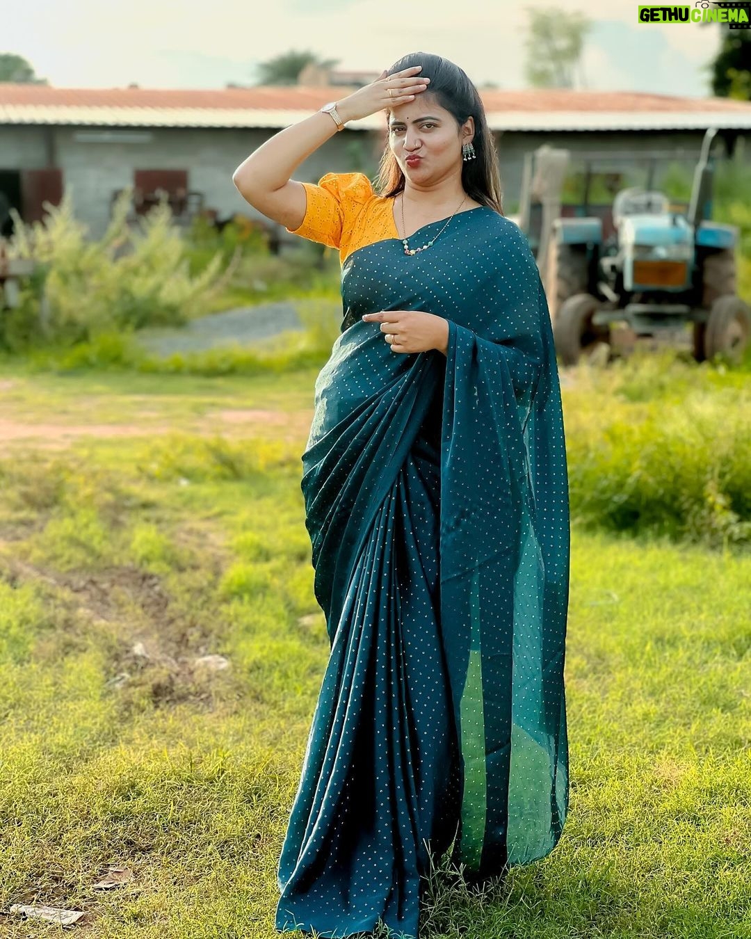 Shiva Jyothi Instagram - listen to your heart, not to people's opinions.❤️❤️ Saree @label_dishana ❤️ Pics @thehashtag_photography ❤️ #newpost #newpic #today #mondayvibes #newweek #newthoughts #happiness💕 #love #saree #sareelove #jyothakka #shivajyothi