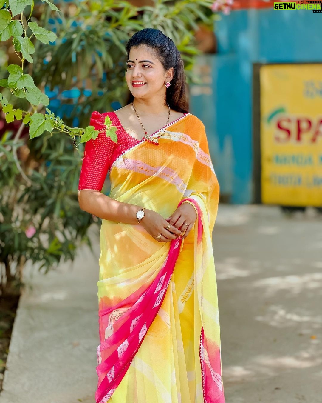 Shiva Jyothi Instagram - Making yourself happy again is the biggest comeback.❤️🤌🧿 Saree @label_dishana ❤️ Pics @thehashtag_photography ❤️ #newpost #instagram #instagood #saree #sareelove #yellow #pink #shivajyothi #jyothakka