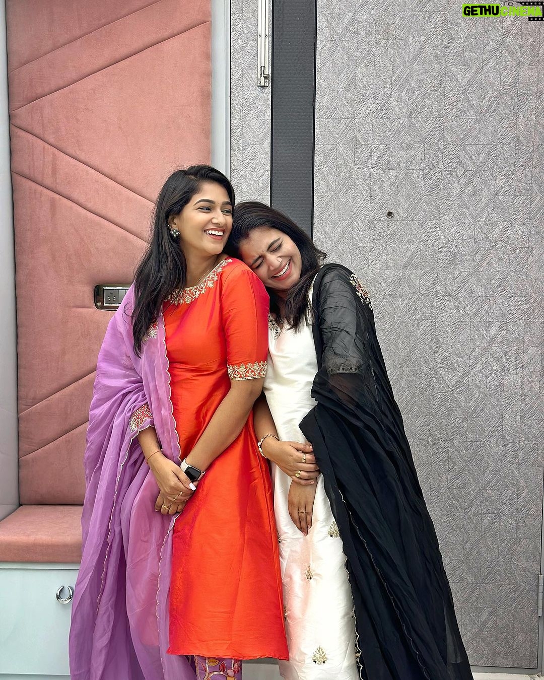 Shiva Jyothi Instagram - Same same but different 😛❤️ . . My pretty woman @iam.savithri 😘 . . Outfits by ~ @mridani_clothing ✨😍 Picture credits - @_karthik7789 😛 @ganguly_manthri 😛