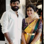 Shiva Jyothi Instagram - సద నన్ను నడిపే నీ చెలిమి పూదరై నిలిచే ప్రతి మలుపు ఇకపై స్వాగతమై న పేరే పిలిచే ….. @ganulymanthri❤️❤️ Saree&blouse @southtraditionalsarees Pics @thehashtag_photography Makeover @praneetha_beautymakeover #instagram #instagood #couplegoals #couple #newpost #photography📷 #happiness #blessed #loveofmylife Hyderabad