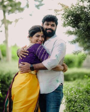 Shiva Jyothi Instagram - సద నన్ను నడిపే నీ చెలిమి పూదరై నిలిచే 
ప్రతి మలుపు ఇకపై స్వాగతమై న పేరే పిలిచే …..

@ganulymanthri❤️❤️

Saree&blouse @southtraditionalsarees 

Pics @thehashtag_photography 

Makeover @praneetha_beautymakeover

#instagram #instagood #couplegoals #couple #newpost #photography📷 #happiness #blessed #loveofmylife