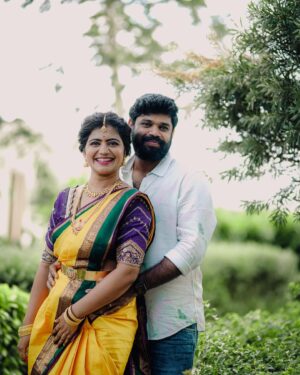 Shiva Jyothi Instagram - సద నన్ను నడిపే నీ చెలిమి పూదరై నిలిచే 
ప్రతి మలుపు ఇకపై స్వాగతమై న పేరే పిలిచే …..

@ganulymanthri❤️❤️

Saree&blouse @southtraditionalsarees 

Pics @thehashtag_photography 

Makeover @praneetha_beautymakeover

#instagram #instagood #couplegoals #couple #newpost #photography📷 #happiness #blessed #loveofmylife