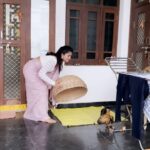 Shiva Jyothi Instagram - కోడి ని ఎలా కమ్మాలి ?? 😂😂😂 Vc @ganguly_manthri ❤️ #childwoodmemories #funny #funnyvideos #newreel #instagram #instagood #happiness #villagethings #village #vilagelife #jyothakka #shivajyothi #jyothakkachannel