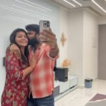 Shiva Jyothi Instagram – పెళ్ళాంని .. Cool చేసుడు 😜
.
.
.
@iam.savithri 
.
#pellam #wife #husbandandwife #wifeserious #contentcreator #funny #comedy #reelsinstagram #couple Hyderabad