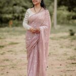 Shiva Jyothi Instagram – Every day begins with expectations
 and ends with experiences.❤️❤️❤️❤️

Saree @label_dishana ❤️

#happymonday #mondayvibes #mondaymotivation #newpost #instagram #instagood #newpost #newsaree #happiness #love #saree #labeldishana