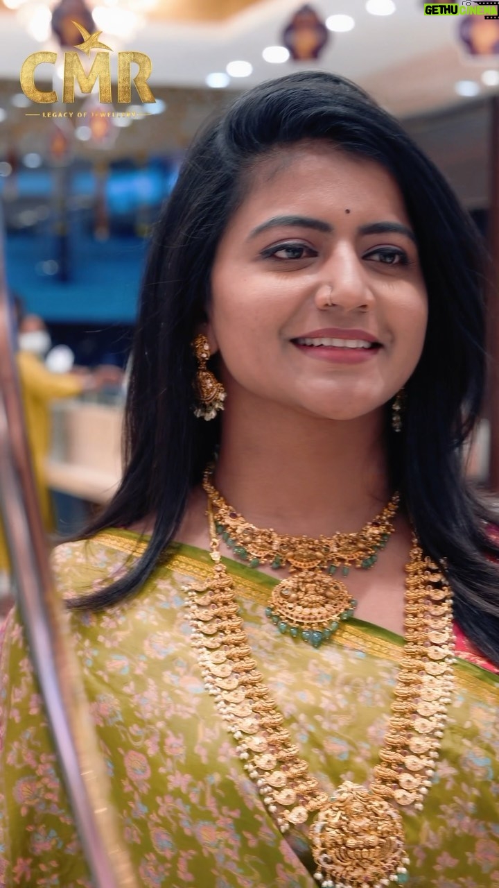 Shiva Jyothi Instagram - Our sleek, contemporary jewellery design ensures you effortlessly complements your traditional attires, enhancing your charisma. As you run your fingers along the intricate patterns,you’ll feel a sense of connection to the timeless essence of fashion. @iam.savithri To get the details of this beautiful Jeweler WhatsApp +91 8881881193. . . . #onlineshopping #cmrjewellerstelangana #cmrjewellers #cmrnecklace #chorker #earings #cmrbangles #cmr #cmrj #bangles #jewelry #earrings #necklace #chorker #gold #jewellerydesign #ring #followers #follow #like #followforfollowback #jewels #jewelrydesigner #jewelryaddict #jewelrydesign #jewellerylover