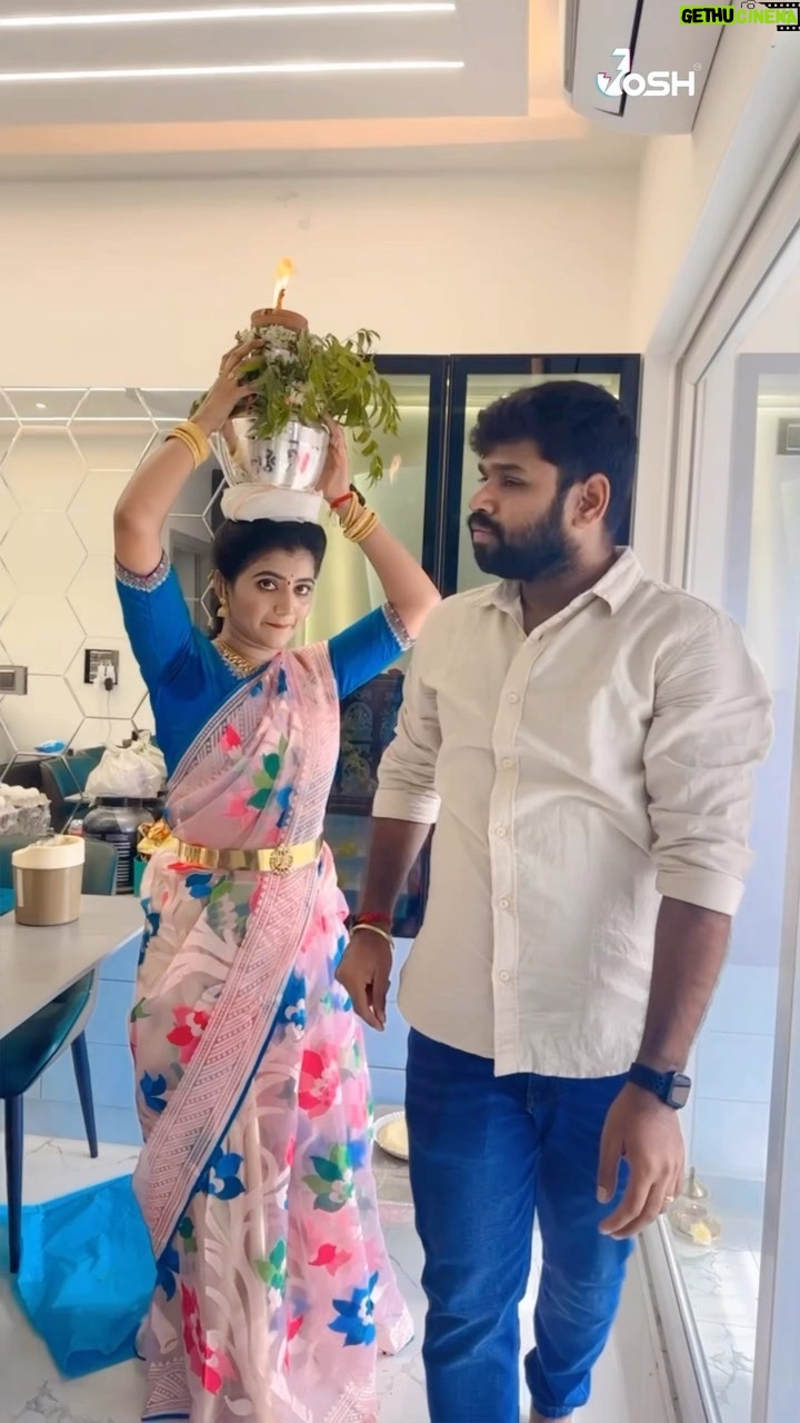 Shiva Jyothi Instagram - మా ఇంటి బోనం Full Video Link in Bio ❤️ . . . Vc @navya.marouthu ❤️ @joshapp.telugu @officialjoshapp #bonalu #2023bonalu #peddammatemple #bonammaking #bonalufestival #bonalusong #shivajyothi #jyothakka #new #reel #trendingreels Prestige High Fields